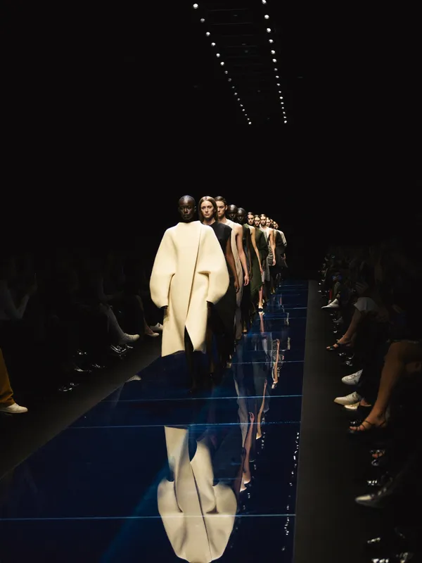 Laufsteg und Haltung: Was Models für den Catwalk wirklich trainieren müssen